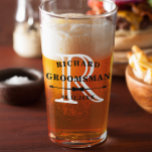 Verre Cravate noir blanc Bow Monogramme Groomsman Mariag<br><div class="desc">Un service en verre de bière pour vos groomsmen où vous pouvez personnaliser la bière avec le nom de votre groomsman et la date en noir au-dessus de leur initiale en blanc avec un séparateur en cravate arc.</div>