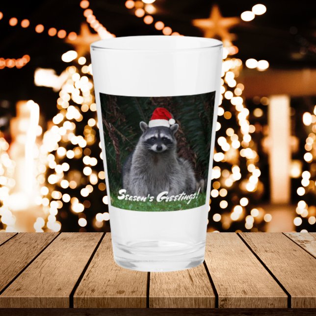 Verre Cute Raccoon portant le Santa Hat Holiday (In Situ)