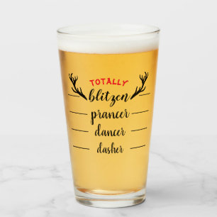 Verre de bière brune de Noël totalement glacé