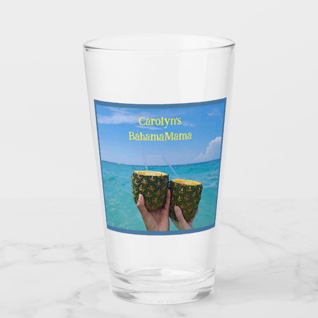 Verre Demi-ananas rempli de punch, sur la plage (Devant)