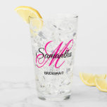 Verre Demoiselle d'honneur monogramme fantaisie noir et<br><div class="desc">Un monogramme personnalisé féminin avec un script calligraphique fantaisie associé en rose vif et noir. Créez votre propre joli cadeau de remerciement en verre pour une demoiselle d'honneur. Personnalisez les couleurs de la police pour correspondre à votre palette de mariage. La fioriture fantaisie qui fait partie du monogramme peut devoir...</div>