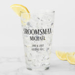 Verre Don Groomsman personnalisé<br><div class="desc">Chic lettrage noir qui est entièrement modifiable. Vous pouvez changer l'avant et l'arrière du verre pour convenir à tout ce que vous souhaitez ou dégager le dos si vous le souhaitez. Peut être utilisé pour Groomsman,  Best Man,  Bridesmaid,  Maid of Honor. Très beau cadeau commémoratif.</div>