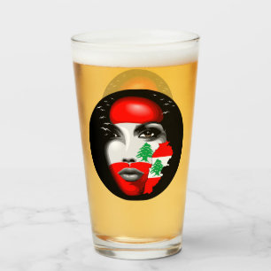 Verre Drapeau et carte du Liban sur le visage de la fill