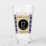 Verre Élégant 17ème anniversaire de Mariage des obus<br><div class="desc">Toast le 17e anniversaire mariage des coquillages avec ce verre à pinte commémoratif! Un élégant lettrage noir et blanc avec des coquillages stylisés sur le sable blanc et noir des arrière - plans de plage ajoutent une touche mémorable pour cette occasion spéciale et jalon. Personnalisez avec le nom du couple...</div>