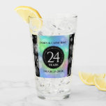 Verre Élégante 24e anniversaire du Mariage Opal<br><div class="desc">Grattez le 24e anniversaire du mariage opal avec ce verre à pinte commémoratif ! Des lettres noires et blanches élégantes avec des confettis hexagonaux sur des arrière - plans opaux iridescents et noirs ajoutent une touche mémorable à cette occasion spéciale et à cette étape extraordinaire. Personnalisez avec le nom du...</div>