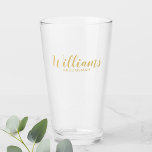 Verre Étudiants personnalisés en or de script moderne<br><div class="desc">Script moderne Blanc et or Verre personnalisé Groomsmen avec nom de toiletteur personnalisé en or style de police de calligraphie moderne avec titre dans le style de police sans serif moderne. Aussi parfait pour Bridesmaid, Maid of Honor, Père de la Mariée, Best man et plus. Remarque : Les détails du...</div>