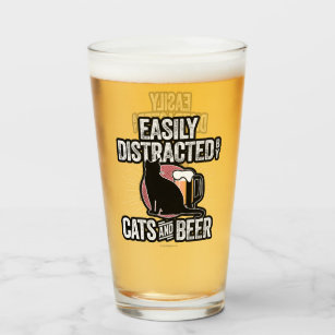 Verre Facilement distrait par les chats et la bière