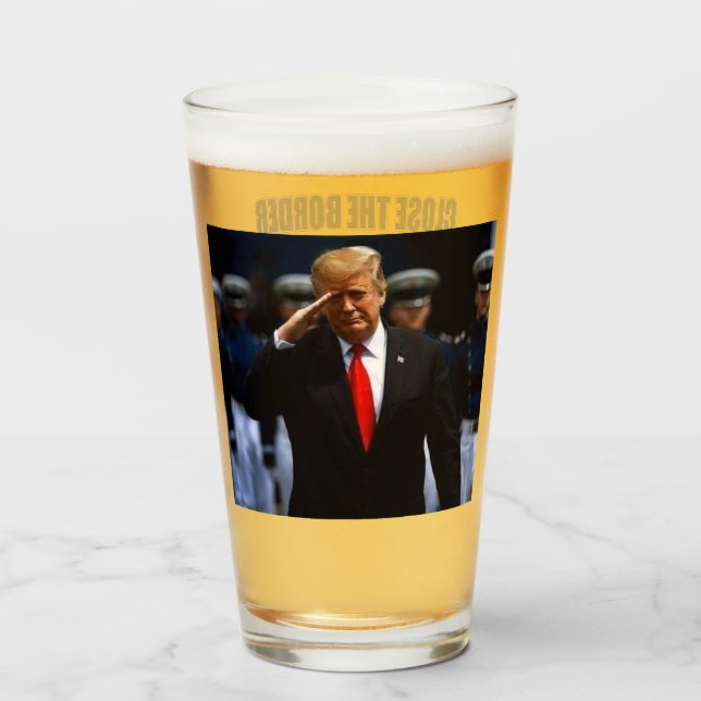 Verre Fermer la perceuse à la frontière Trump 2024 (Devant (rempli))