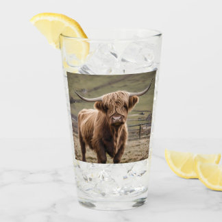 Verre **"Furry Majesty : The Woolly Brown Highland Cow"*