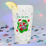 Verre Goofy Christmas Skeleton Ornament Eyes in Splatter<br><div class="desc">Ce tumeur en verre pour les boissons a un squelette moelleux portant un chapeau de Père Noël rouge tenant des ornements de boule rouge et verte à ses yeux à l'intérieur d'une forme carrée rouge et verte brillante avec une étoile rouge de chaque côté de lui. Customisez votre texte à...</div>