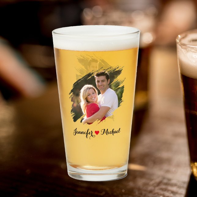 Verre Graffiti cool Effet Couple Photo Monogramme Bière (Cool Graffiti Effect Couple Photo Monogrammed Beer Glass)