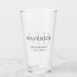 Verre Groomsmen Cadeau Moderne tendance Monogramme Initi<br><div class="desc">Cette élégante vitre monogrammée de marionnettiste présente les noms, initiales, titre et date des marionnettistes dans une typographie minimaliste grise et tendance. Ajoutez simplement les noms des groomsmen, leurs initiales, le titre et la date dans la section personnalisée pour créer votre propre verre de bière de fête de mariage. Bien...</div>