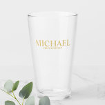 Verre Groomsmen Gold Classic<br><div class="desc">Classic Personnalisé Groomsmen Glass avec nom de marionnettiste personnalisé avec titre en or classique serif style police. Aussi parfait pour Best Man,  Père de la Mariée et plus. Remarque : Les détails du papier sont simulés dans l'illustration. Il n'y aura pas de métal sur ce produit.</div>