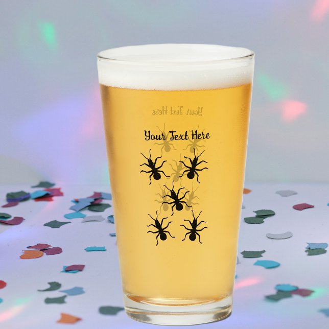 Verre Groupe de fourmis noires effrayantes en marche (Cluster of marching black ants on glass drink tumbler.)