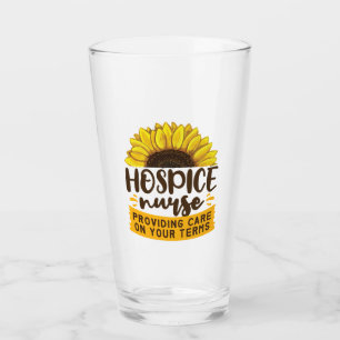 Verre Infirmière D'Hospice Qui Fournit Des Soins Selon V