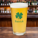 Verre Irlandais Vert Clover Personnalisé Monogramme Nom<br><div class="desc">Le trèfle 4 feuilles / verre à pinte shamrock pour la bière a un simple monogramme de prénom ou de nom qui peut être personnalisé. Faites un grand cadeau de mariage pour les groomsmen ou cadeau pour votre garçon irlandais préféré. Un accessoire parfait pour célébrer la Saint Patrick !</div>