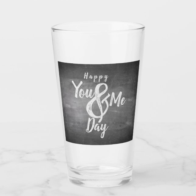 Verre Joyeux anniversaire sur fond tableau noir (Devant)