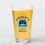 Verre Mariage Best Man Levelup Gamer Fun Glass<br><div class="desc">Une idée cadeau homme moderne pour ceux qui aiment jouer à des jeux générés par ordinateur,  avec deux consoles de jeux et une déclaration d'humour "Leveled Up To Best Man" Il suffit de customiser avec un nom personnel pour cette touche spéciale supplémentaire sans frais supplémentaires.</div>