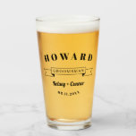 Verre Mariage Gras Font Groomsman<br><div class="desc">Parfait pour vos groomsmen où vous pouvez personnaliser le verre de bière avec le nom de votre marié,  les noms du couple heureux et la date mariage en caractères noirs gras.</div>