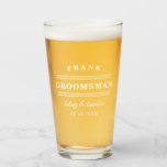 Verre Mariage minimaliste de White Groomsman<br><div class="desc">Parfait pour vos groomsmen où vous pouvez personnaliser le verre de bière avec le nom de votre marié,  les noms du couple heureux et la date mariage dans un design minimaliste typographique en blanc.</div>