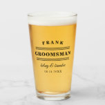 Verre Mariage minimaliste Groomsman<br><div class="desc">Parfait pour vos groomsmen où vous pouvez personnaliser le verre de bière avec le nom de votre marié,  le nom du couple heureux et la date mariage dans un design typographique minimaliste.</div>