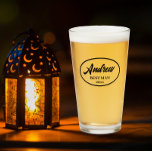 Verre Mariage noir stylisé Meilleur nom d'homme<br><div class="desc">Verre de bière pour le mariage Best Man qui présente son nom imprimé en noir, script stylisé à l'intérieur d'un ovale noir bordé avec la date du mariage. Une excellente idée d'offre de fête pour une fête de bachelier! Personnalisez votre verre de bière en modifiant et en remplaçant le nom...</div>
