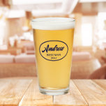 Verre Mariage Stylisé bleu marine Meilleur nom d'homme<br><div class="desc">Bière pour le mariage Best Man qui présente son nom imprimé dans un script tendance bleu marine, stylisé à l'intérieur d'une bordure bleu marine ovale avec date mariage. Une excellente idée d'offre de fête pour une fête de bachelier! Personnalisez votre verre de bière en modifiant et en remplaçant le nom...</div>