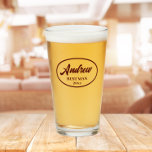 Verre Maroon Stylisé Mariage Meilleur nom d'homme<br><div class="desc">Verre de bière pour le mariage Best Man qui présente son nom imprimé dans une couleur marron tendance, script stylisé à l'intérieur d'une bordure ovale couleur marron avec date mariage. Une excellente idée d'offre de fête pour une fête de bachelier! Personnalisez votre verre de bière en modifiant et en remplaçant...</div>