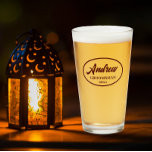 Verre Maroon Stylisé Mariage Nom du fabricant<br><div class="desc">Verre de bière pour le toiletteur mariage qui présente son nom imprimé dans un marron foncé, script stylisé à l'intérieur d'une bordure ovale couleur marron avec date mariage. Une excellente idée d'offre de fête pour une fête de bachelier! Personnalisez votre verre de bière en modifiant et en remplaçant le nom...</div>