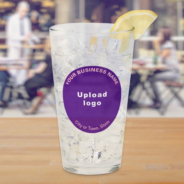 Verre Marque d'affaires en forme de rond violet sur coup (Build brand name awareness. Purple round business brand on glass cup.)