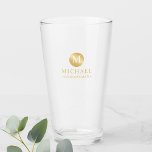 Verre Masculine Gold Personnalisé Groomsmen<br><div class="desc">Ajoutez une touche personnelle à votre mariage avec du verre de toiletteur personnalisé. Ce verre est composé d'un monogramme en cercle or avec nom et titre en style de police professionnelle or. Parfait aussi pour le meilleur homme, père de la mariée, porteur de bague et plus. Remarque : Les détails...</div>