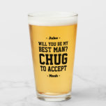 Verre Meilleure proposition de l'homme Chug pour accepte<br><div class="desc">Commencez la fête mariage avec style avec un drôle de verre de bière personnalisé Best Man. Design propose des noms de typographie moderne et design, et une demande personnalisable avec la mention "Serez-vous mon meilleur homme? Acceptez". Tout le texte est simple à customiser ou à supprimer. Ces verres à bière...</div>