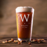 Verre Monogramme blanc minimaliste meilleur homme<br><div class="desc">Un verre de bière monogrammé pour votre meilleur homme avec son initiale en blanc au-dessus de son nom dans un design simple et minimaliste.</div>