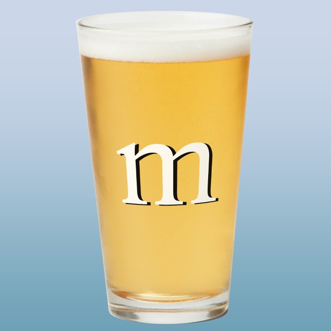 Verre Monogramme d'ombre moderne Bière initiale (Simple lower case drop shadow personalized monogram initial beer glass)