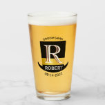 Verre Monogramme d'or noir Nom Groomsman Mariage Faveur<br><div class="desc">Ce verre à bière unique est conçu comme un cadeau pour vos groomsmen. Dispose d'un design amusant avec un chapeau de dessus noir et or contre un arrière - plan blanc. Il y a même une couche unique du monogramme — regardez attentivement et vous verrez trois couleurs, ce qui lui...</div>