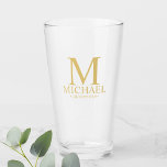 Verre Monogramme et nom personnalisé Gold Groomsman<br><div class="desc">Cadeaux Groomsman personnalisés avec monogramme personnalisé,  nom et titre de groomsman en style de police serif classique or. Aussi parfait pour Best Man,  Père de la Mariée et plus. Remarque : Les détails du papier sont simulés dans l'illustration. Il n'y aura pas de métal sur ce produit.</div>