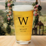 Verre Monogramme minimal meilleur homme<br><div class="desc">Un verre de bière monogrammé pour votre meilleur homme avec son premier nom au-dessus de son nom dans un design simple et minimaliste.</div>