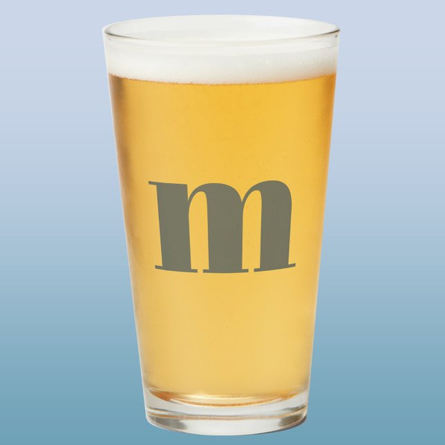 Verre Monogramme moderne Bière verte de première taille (Modern lower case sage green monogram initial beer glass)