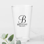 Verre Monogramme personnalisé moderne et nom Bridesmaid<br><div class="desc">Verre Bridesmaid personnalisé moderne avec monogramme personnalisé dans un style de police de script élégant avec nom et titre de bridesmaid dans le style de police serif classique. Parfait aussi pour femme de ménage d'honneur,  mère de la mariée et plus.</div>