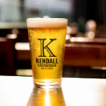 Verre Nettoyer Manly Monogramme Typographie Groomsman Ma<br><div class="desc">Le verre de bière Groomsman est personnalisé avec l'initiale,  nom,  rôle,  et la date dans un design propre sans sens typographie.</div>