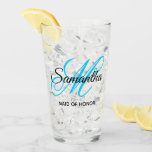 Verre Noir et Aqua Bleu Gros Monogramme Maid of Honor<br><div class="desc">Un monogramme girly personnalisé avec un script de calligraphie sophistiqué, jumelé en bleu ciel et noir vivid aqua. Créez votre propre joli cagoule en verre merci cadeau pour une demoiselle d'honneur ou votre servante d'honneur. Customisez la couleur de police monogramme pour correspondre à votre palette de mariages. L'épanouissement fantaisiste de...</div>