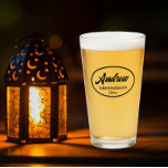 Verre Noir Stylisé Mariage Nom du fabricant<br><div class="desc">Verre de bière pour le groomsman mariage qui présente son nom imprimé en noir, script stylisé à l'intérieur d'un ovale noir bordé avec date mariage. Une excellente idée d'offre de fête pour une fête de bachelier! Personnalisez votre verre de bière en modifiant et en remplaçant le nom et la date...</div>