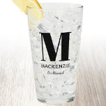 Verre Nom du monogramme de la servante de Bridesmaid<br><div class="desc">La typographie moderne minimaliste monogramme design qui peut être modifié pour personnaliser. Parfait pour remercier votre bonne d'honneur pour toute l'aide et le soutien qu'elle a apportés pour rendre votre mariage extraordinaire.</div>