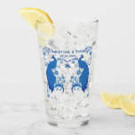 Verre Nouveau marié Elégant bleu Peacock Pint Glass<br><div class="desc">Un grand verre à pinte pour la mariée et le marié ! De notre élégante collection de Mariages Peacock Bleu,  ce verre mesure 4, 5 po de diamètre et jusqu'à 5, 87 po de hauteur,  et contient 16 onces de votre boisson préférée. Lavage à la main uniquement.</div>