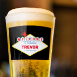 Verre Panneau Las Vegas Special Event Glass<br><div class="desc">C'est Vegas,  Baby !... ou peut-être juste une nuit de poker quand les enfants vont au lit. Dans les deux cas,  ajoutez un peu de swag à une journée spéciale quelqu'un avec ce verre à thème Vegas! Customisez avec n'importe quel nom et titre.</div>