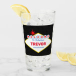 Verre Panneau Las Vegas Special Event Glass<br><div class="desc">C'est Vegas,  Baby !... ou peut-être juste une nuit de poker quand les enfants vont au lit. Dans les deux cas,  ajoutez un peu de swag à une journée spéciale quelqu'un avec ce verre à thème Vegas! Customisez avec n'importe quel nom et titre.</div>