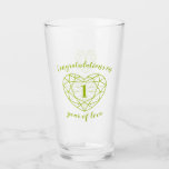 Verre Péridot anniversaire 1 année d'amour message perso<br><div class="desc">Péridot anniversaire 1 année d'amour personnalisé verre cadeau message. Effet simple pierre coeur ligne art graphique citron vert peridot 1er Mariage Anniversaire verre cadeau. Personnalisez l'anniversaire mariage verre en pierre de coeur couleur verte de peridot avec vos propres noms et message au couple heureux. Idée pour le cadeau d'anniversaire de...</div>