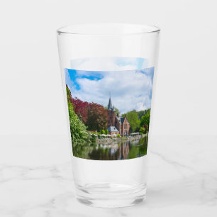 Verre Petit château près du lac à Bruges, Belgique