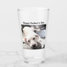 Photo du chien blanc mignon accroché avec papa