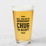 Verre Proposition de Groomsman Chug pour accepter une bi<br><div class="desc">Commencez la célébration mariage avec style avec une proposition de marionnettiste personnalisée amusant verre de bière. Design propose des noms de typographie moderne et design, et une demande personnalisable avec la mention "Serez-vous mon groomsman? Acceptez". Tout le texte est simple à customiser ou à supprimer. Ces verres à bière uniques...</div>